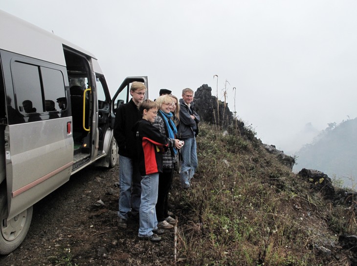 Hausse du nombre des visiteurs au parc géologique mondial du plateau rocheux de Dong Van  - ảnh 1